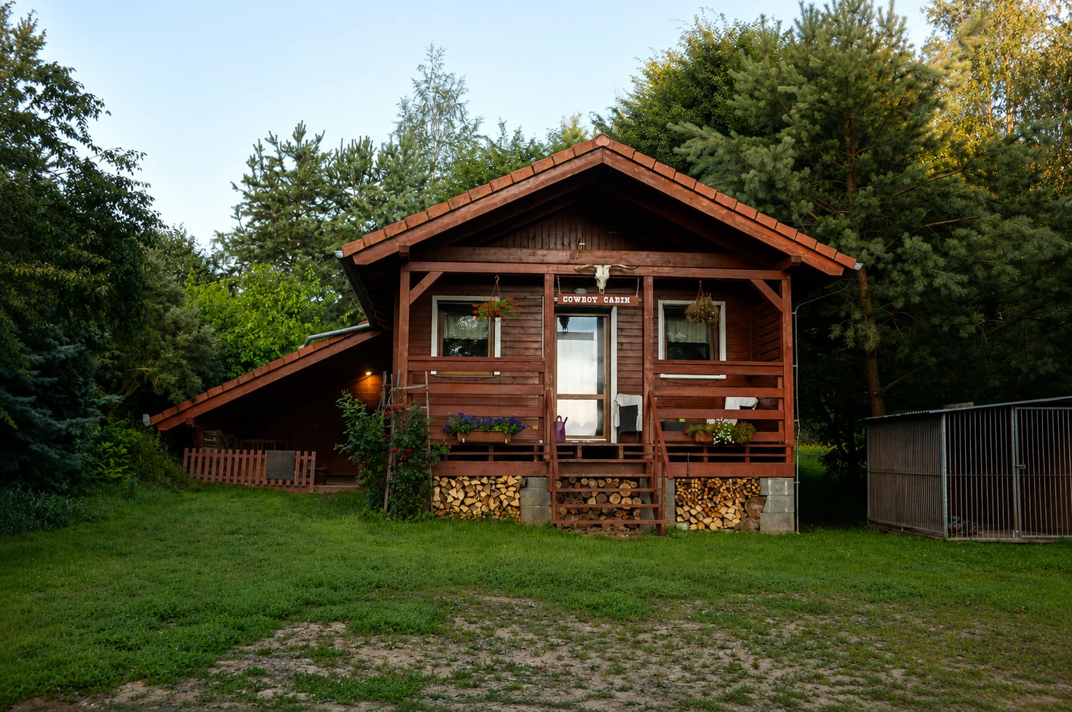 Průčelí Domku v údolí obklopeného stromy
