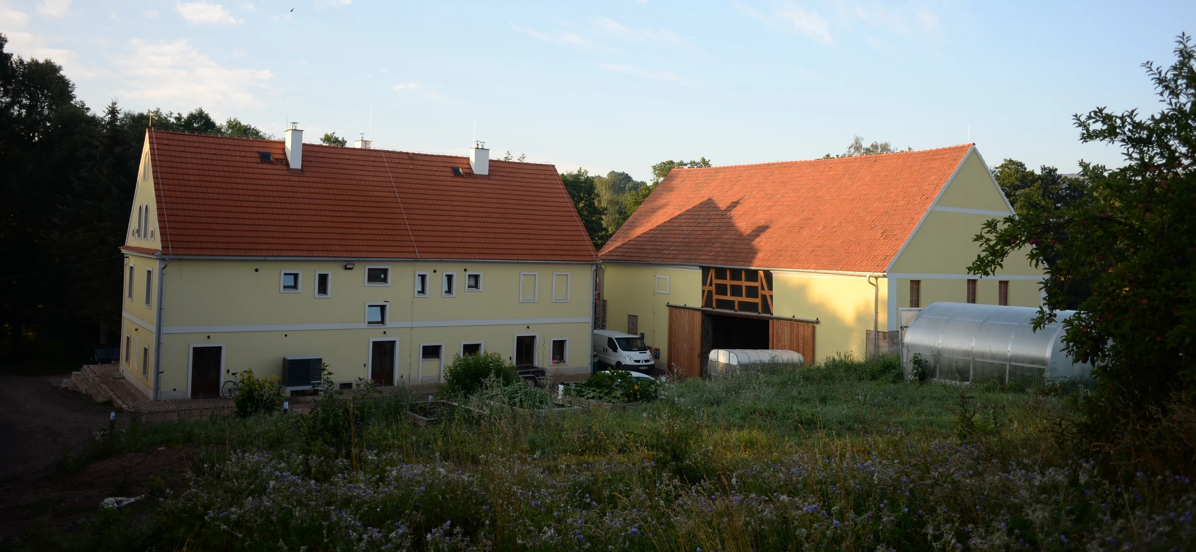 Pohled na budovy A Farm